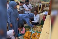 Calon Bupati Garut Helmi Budiman Terharu dengan Kisah Dua Penjual Gorengan Cilik di Mekarjaya