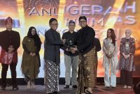 Reza Mardian menerima penghargaan silver winner pada ajang Anugerah Humas Indonesia 2024