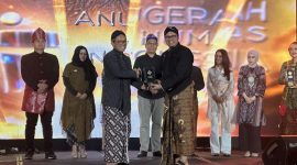 Reza Mardian menerima penghargaan silver winner pada ajang Anugerah Humas Indonesia 2024