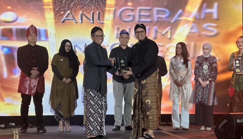 Reza Mardian menerima penghargaan silver winner pada ajang Anugerah Humas Indonesia 2024