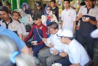 Reni, Pedagang Lontong Sayur, Puji Kesederhanaan calon Bupati Garut dr. Helmi Budiman yang Berbaur dengan Warga Pasar