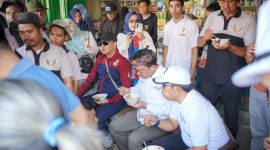 Reni, Pedagang Lontong Sayur, Puji Kesederhanaan calon Bupati Garut dr. Helmi Budiman yang Berbaur dengan Warga Pasar