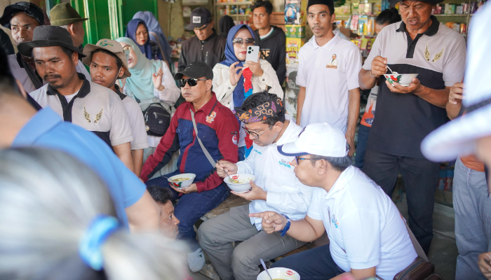 Reni, Pedagang Lontong Sayur, Puji Kesederhanaan calon Bupati Garut dr. Helmi Budiman yang Berbaur dengan Warga Pasar