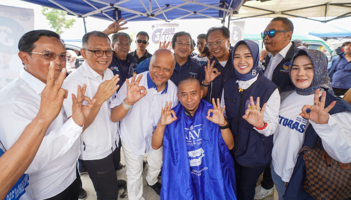 “Salam Botak!” Ilham Habibie Bercanda Sambil Cukur Kepala Warga untuk Dukung UMKM Pangkas Rambut