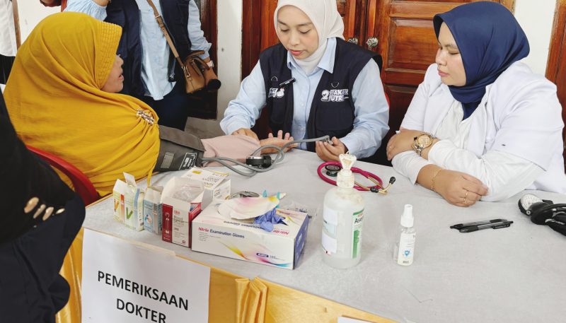 Ratusan Warga Antusias! Putri Karlina Gelar Pengobatan Gratis di Desa Mekarmukti!