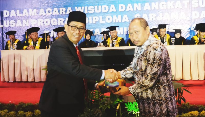 Wisuda STIKes Karsa Husada: Staf Ahli Bupati Garut Harapkan Lulusan Bantu Perkuat Fasilitas Kesehatan!