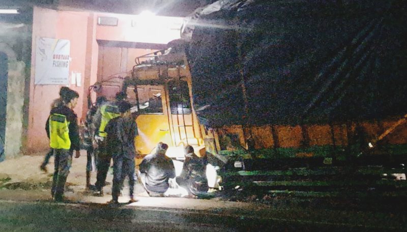 Kecelakaan Tunggal di Malangbong: Truck Tabrak Rumah Akibat Lupa Tarik Rem Tangan