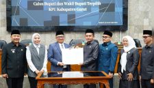 Rapat Paripurna DPRD Kabupaten Garut Tetapkan Pasangan Syakur-Putri Sebagai Bupati dan Wakil Bupati Terpilih 2025