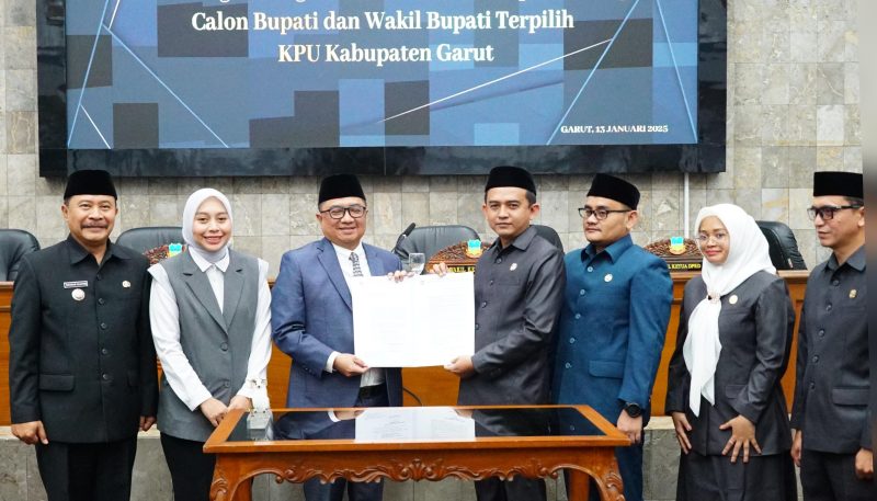 Rapat Paripurna DPRD Kabupaten Garut Tetapkan Pasangan Syakur-Putri Sebagai Bupati dan Wakil Bupati Terpilih 2025