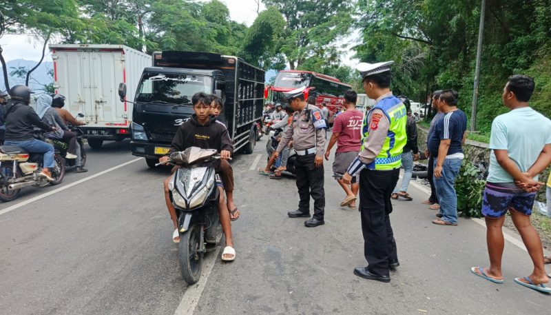 Aksi Cepat Sat Lantas Polres Garut Evakuasi Korban Kecelakaan di Tarogong-Leles