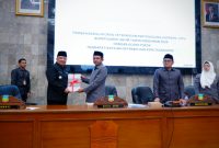 Ketua DPRD Garut, Aris Munandar menyerahkan Hasil pembahsan LKPJ dan Rekomendasi kepada Bupati Garut Abdusy Syakur Amin di Ruang Sidang DPRD Garut, pada Rabu, 15 Mei 2025