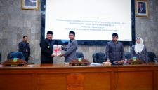 Ketua DPRD Garut, Aris Munandar menyerahkan Hasil pembahsan LKPJ dan Rekomendasi kepada Bupati Garut Abdusy Syakur Amin di Ruang Sidang DPRD Garut, pada Rabu, 15 Mei 2025