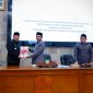 Ketua DPRD Garut, Aris Munandar menyerahkan Hasil pembahsan LKPJ dan Rekomendasi kepada Bupati Garut Abdusy Syakur Amin di Ruang Sidang DPRD Garut, pada Rabu, 15 Mei 2025