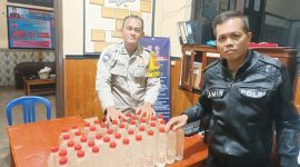 Polsek Cibatu Grebek Rumah Warga Wanakerta, 48 Botol Ciu Diamankan!