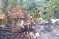 Rumah Panggung Ludes Terbakar, Polsek Malangbong Langsung Datangi Lokasi!