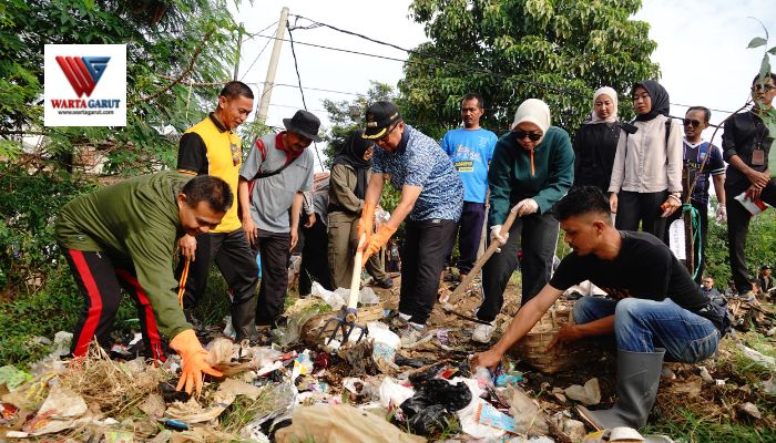 Hari Lingkungan Hidup 2025: Aksi Nyata! Bupati dan Wabup Garut Bersihkan Sungai Cimanuk, DLH Turun Langsung!