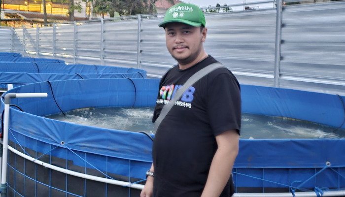 Tim pengabdian masyarakat Dr. Eng. Muhammad Iqbal FTI ITB meninjau budidaya nila hitam bioflok yang menggunakan pakan suplemen di Komplek Al Musaddadiyah Tarogong Garut