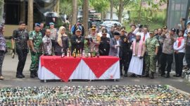 Polres Garut Musnahkan Ribuan Botol Miras Jelang Nataru 2025