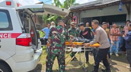Detik-detik Pria Tersengat Listrik Saat Pasang Baliho, Dievakuasi Dramatis 40 Menit