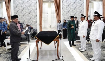 Resmi Lantik Dua Kades PAW Bupati Garut Minta Kades Baru Satukan Warga dan Bangun Desa