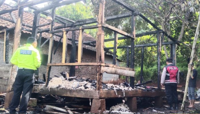 Terdengar Ledakan Kecil, Rumah Panggung di Garut Langsung Hangus Terbakar