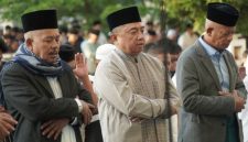 Bupati Garut, Abdusy Syakur Amin, melaksanakan salat Iduladha 1447 Hijriah bersama ribuan warga di Alun-alun Garut, Rabu (27/5/2026).