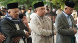 Bupati Garut, Abdusy Syakur Amin, melaksanakan salat Iduladha 1447 Hijriah bersama ribuan warga di Alun-alun Garut, Rabu (27/5/2026).