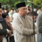 Bupati Garut, Abdusy Syakur Amin, melaksanakan salat Iduladha 1447 Hijriah bersama ribuan warga di Alun-alun Garut, Rabu (27/5/2026).