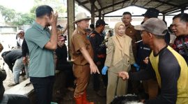 Bupati Garut Abdusy Syakur Amin didampingi Kepala Dinas Perikanan dan Peternakan, drh. Dyah Savitri,bSidak Pasar Hewan Bayongbong Jelang Idul Adha 2026