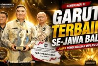 Bupati Garut Abdusy Syakur Amin menerima Penghargaan Pengendalian Inflasi Terbaik I tingkat Kabupaten Regional Jawa-Bali dari Kemendagri RI di Yogyakarta