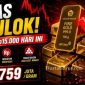 Emas batangan Antam dipamerkan di gerai Logam Mulia setelah harga emas hari ini turun Rp15.000 per gram menjadi Rp2.759.000