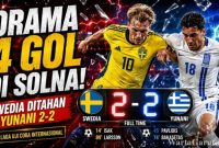 Pemain Swedia dan Yunani berebut bola dalam laga uji coba internasional yang berakhir imbang 2-2. Gol injury time Giorgos Masouras menggagalkan kemenangan tuan rumah.