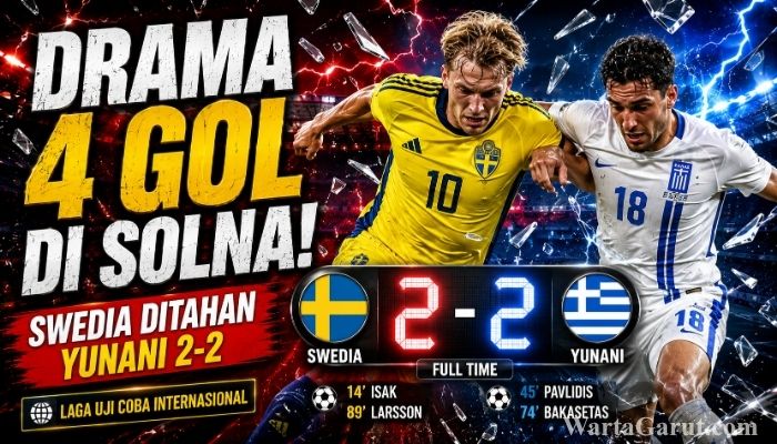 Pemain Swedia dan Yunani berebut bola dalam laga uji coba internasional yang berakhir imbang 2-2. Gol injury time Giorgos Masouras menggagalkan kemenangan tuan rumah.