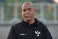 Pelatih Timnas Indonesia U-19 Nova Arianto memberikan instruksi kepada pemain saat laga melawan Vietnam U-19 yang berakhir dengan kemenangan 2-1 dan tiket semifinal Piala AFF U-19 2026. (dokumen PSSI)