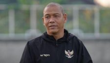 Pelatih Timnas Indonesia U-19 Nova Arianto memberikan instruksi kepada pemain saat laga melawan Vietnam U-19 yang berakhir dengan kemenangan 2-1 dan tiket semifinal Piala AFF U-19 2026. (dokumen PSSI)