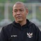 Pelatih Timnas Indonesia U-19 Nova Arianto memberikan instruksi kepada pemain saat laga melawan Vietnam U-19 yang berakhir dengan kemenangan 2-1 dan tiket semifinal Piala AFF U-19 2026. (dokumen PSSI)
