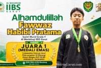 Fawwaz Habibi Pratama, santri Grade V Al Mashduqi IIBS Garut, menunjukkan medali emas usai meraih Juara 1 pada Turnamen Pencak Silat Piala Pangdam III Siliwangi di Bandung.