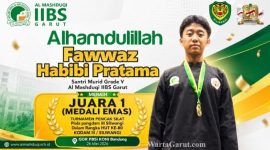 Fawwaz Habibi Pratama, santri Grade V Al Mashduqi IIBS Garut, menunjukkan medali emas usai meraih Juara 1 pada Turnamen Pencak Silat Piala Pangdam III Siliwangi di Bandung.