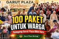 Ketua Pedagang Garut Plaza, Aries Nuramdan, menyerahkan bantuan dalam program Garut Plaza Berbagi yang menyalurkan 100 paket sembako serta santunan untuk anak yatim dan kaum dhuafa di Kabupaten Garut.
