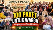 Ketua Pedagang Garut Plaza, Aries Nuramdan, menyerahkan bantuan dalam program Garut Plaza Berbagi yang menyalurkan 100 paket sembako serta santunan untuk anak yatim dan kaum dhuafa di Kabupaten Garut.