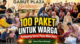 Ketua Pedagang Garut Plaza, Aries Nuramdan, menyerahkan bantuan dalam program Garut Plaza Berbagi yang menyalurkan 100 paket sembako serta santunan untuk anak yatim dan kaum dhuafa di Kabupaten Garut.