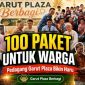Ketua Pedagang Garut Plaza, Aries Nuramdan, menyerahkan bantuan dalam program Garut Plaza Berbagi yang menyalurkan 100 paket sembako serta santunan untuk anak yatim dan kaum dhuafa di Kabupaten Garut.