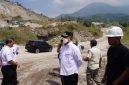 Bupati Garut Abdusy Syakur Amin bersama Kepala Dinas ESDM Jawa Barat Bambang Tirtoyuliono meninjau lokasi pertambangan di Kecamatan Leles yang operasionalnya dihentikan sementara karena pelanggaran regulasi