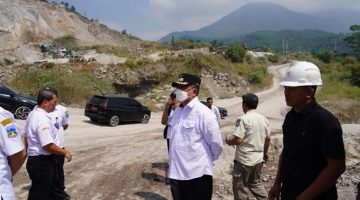 Bupati Garut Abdusy Syakur Amin bersama Kepala Dinas ESDM Jawa Barat Bambang Tirtoyuliono meninjau lokasi pertambangan di Kecamatan Leles yang operasionalnya dihentikan sementara karena pelanggaran regulasi