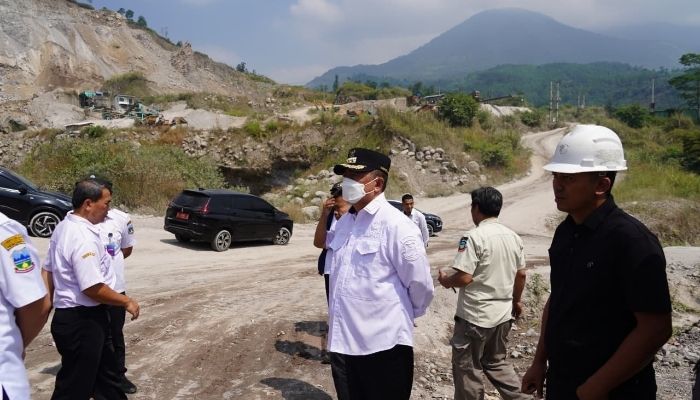 Bupati Garut Abdusy Syakur Amin bersama Kepala Dinas ESDM Jawa Barat Bambang Tirtoyuliono meninjau lokasi pertambangan di Kecamatan Leles yang operasionalnya dihentikan sementara karena pelanggaran regulasi