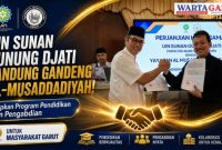 Dekan Fakultas Adab dan Humaniora UIN Sunan Gunung Djati Bandung bersama Ketua Yayasan Al-Musaddadiyah Garut usai menandatangani kerja sama penguatan pendidikan, literasi, dan pengabdian masyarakat