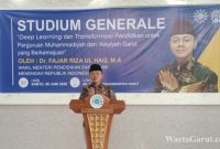 Wakil Menteri Pendidikan Dasar dan Menengah RI, Fajar Riza Ul Haq, menyampaikan materi Studium Generale tentang Deep Learning dan Transformasi Pendidikan di Gedung Dakwah Muhammadiyah Garut, Sabtu (6/6/2026)