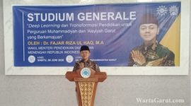 Wakil Menteri Pendidikan Dasar dan Menengah RI, Fajar Riza Ul Haq, menyampaikan materi Studium Generale tentang Deep Learning dan Transformasi Pendidikan di Gedung Dakwah Muhammadiyah Garut, Sabtu (6/6/2026)