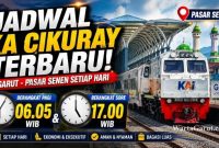 Rangkaian KA Cikuray bersiap berangkat dari Stasiun Garut menuju Pasar Senen Jakarta setelah resmi menggunakan formasi baru Kereta Ekonomi Kerakyatan dan Kereta Petani-Pedagang.