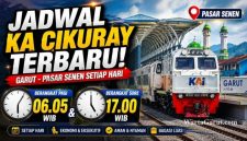 Rangkaian KA Cikuray bersiap berangkat dari Stasiun Garut menuju Pasar Senen Jakarta setelah resmi menggunakan formasi baru Kereta Ekonomi Kerakyatan dan Kereta Petani-Pedagang.